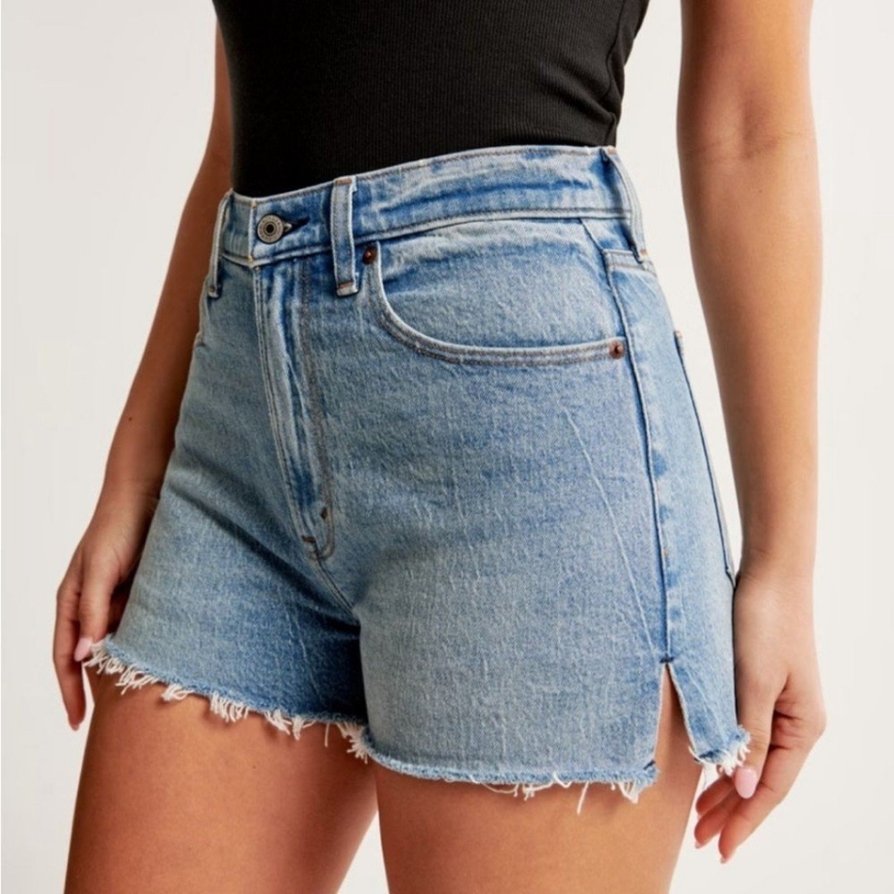Abercrombie & Fitch Women's Blue Distressed Jean High Rise Mom Shorts Size 28